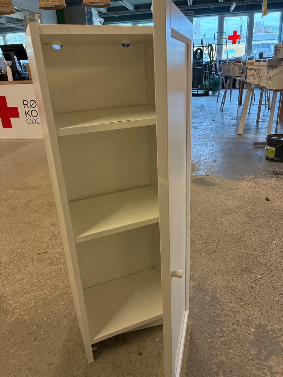 Hvidt skab med 3 hylder