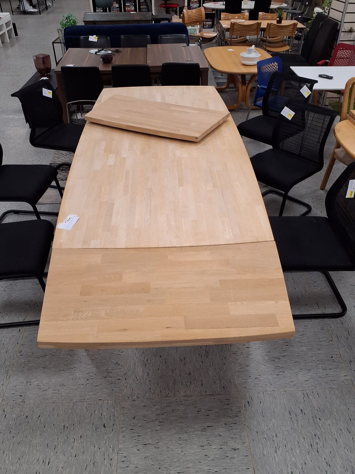 Massivt spisebord med 2 plader