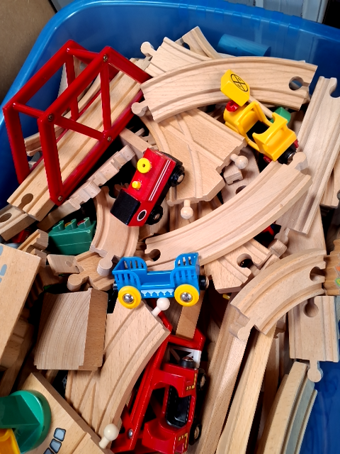 Kasse med Brio togbane
