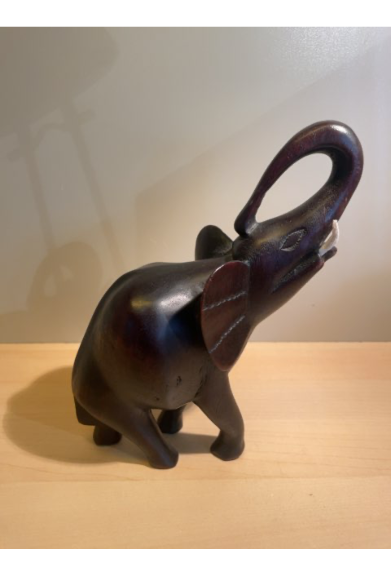 Elefant skåret i træ