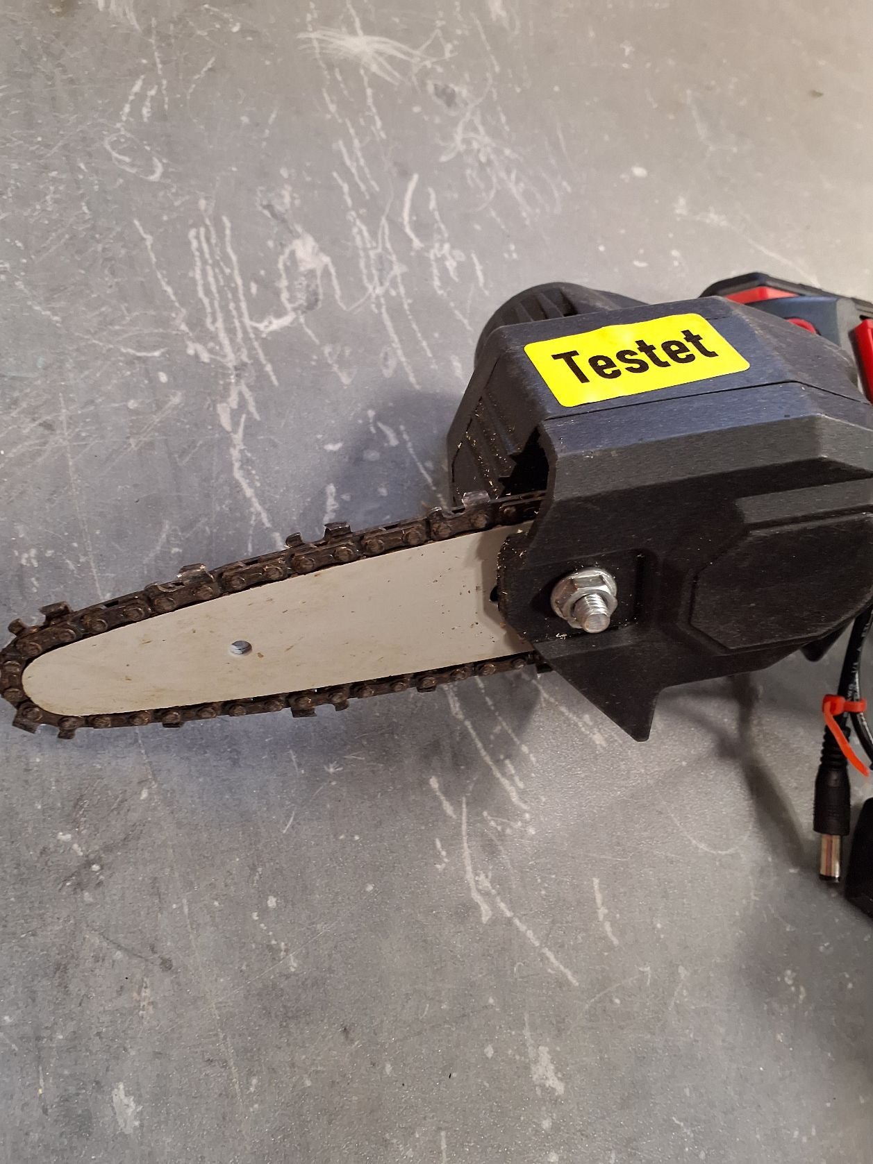 Batteridrevet mini-kædesav