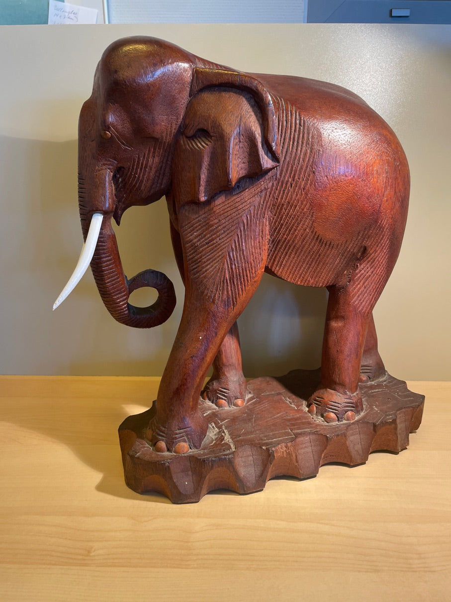 Håndskåret træskulptur af elefant