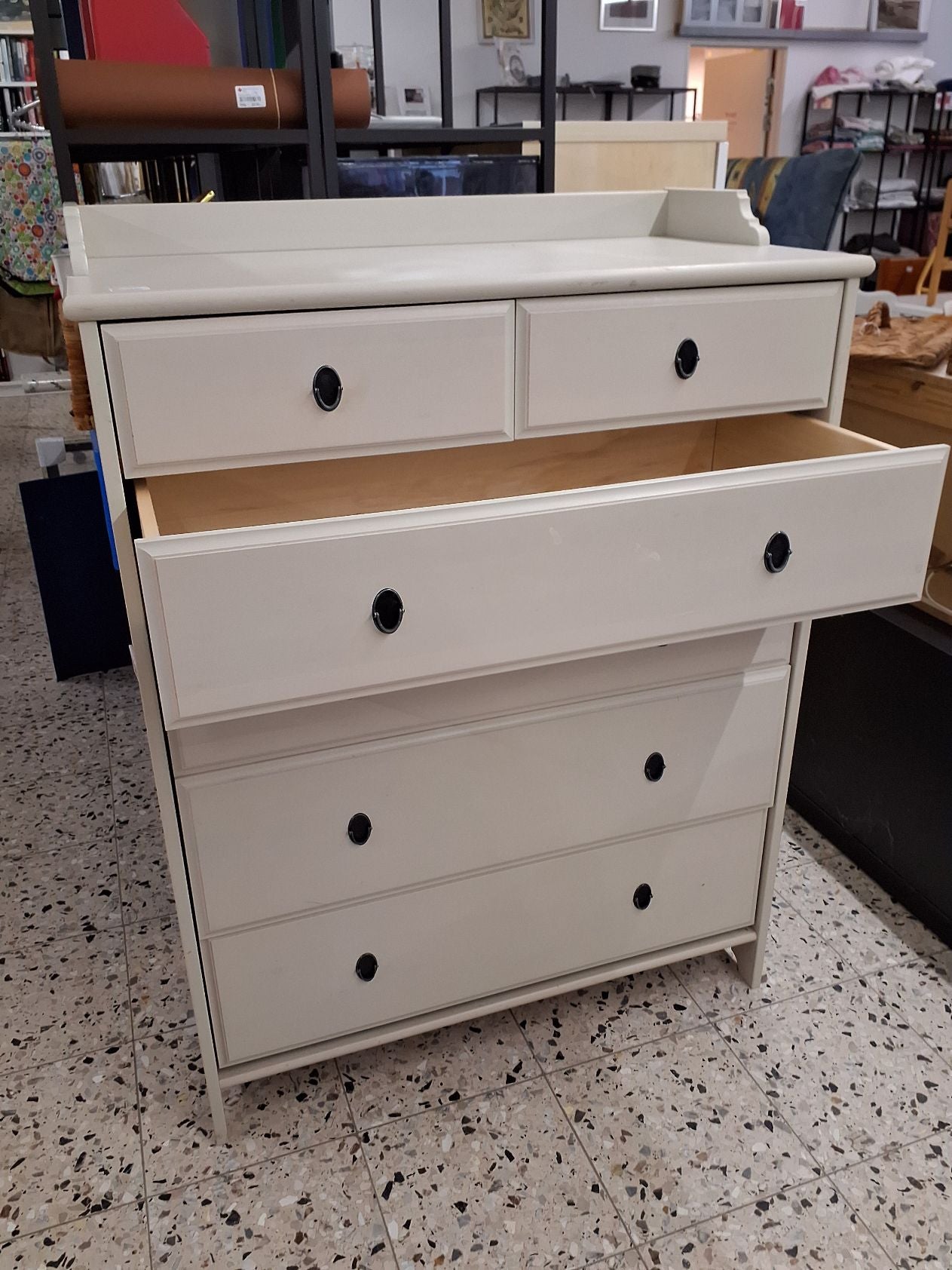 Grå-beige kommode med 6 skuffer