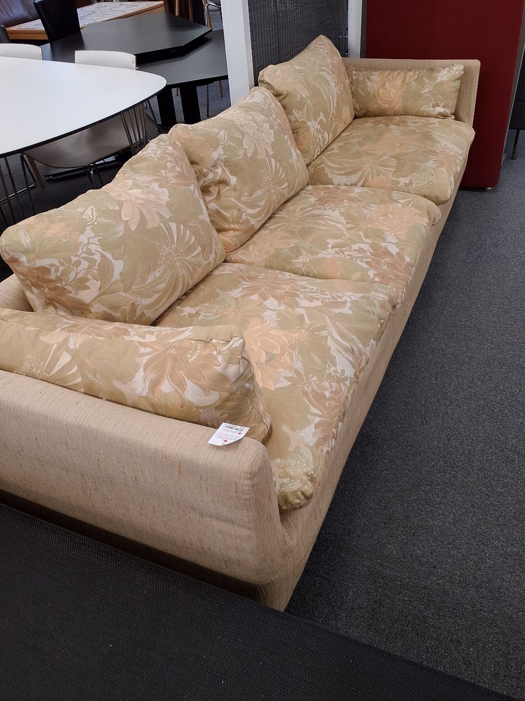 3 persons sofa i lyst blomstret stof