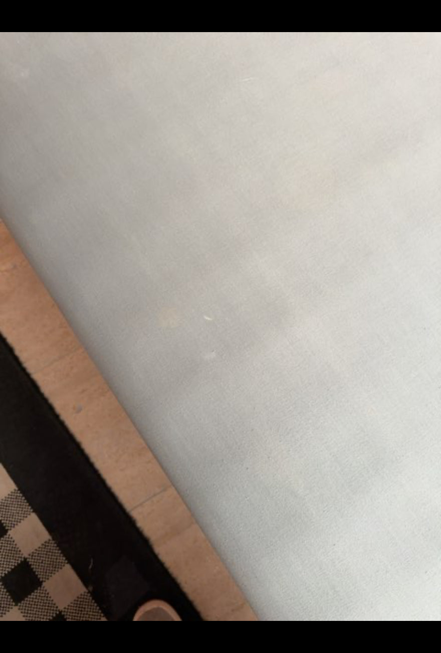 Seng i lys blågrå farve perfekt til gæsteværelset