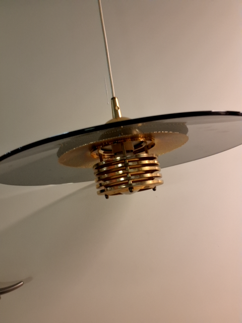 Messing lampe med røgvarer glasskærm svensk design