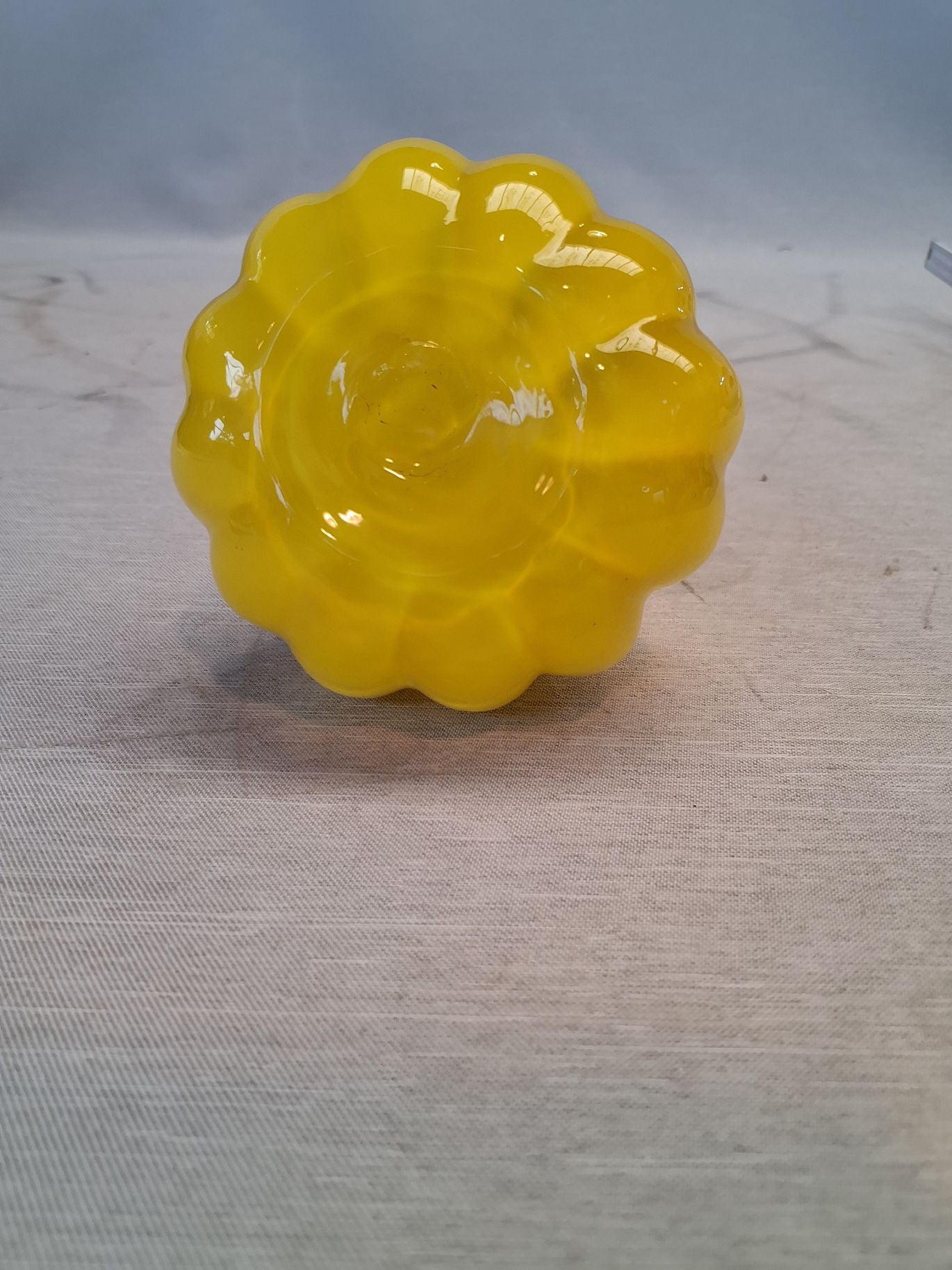 Gul lille vase