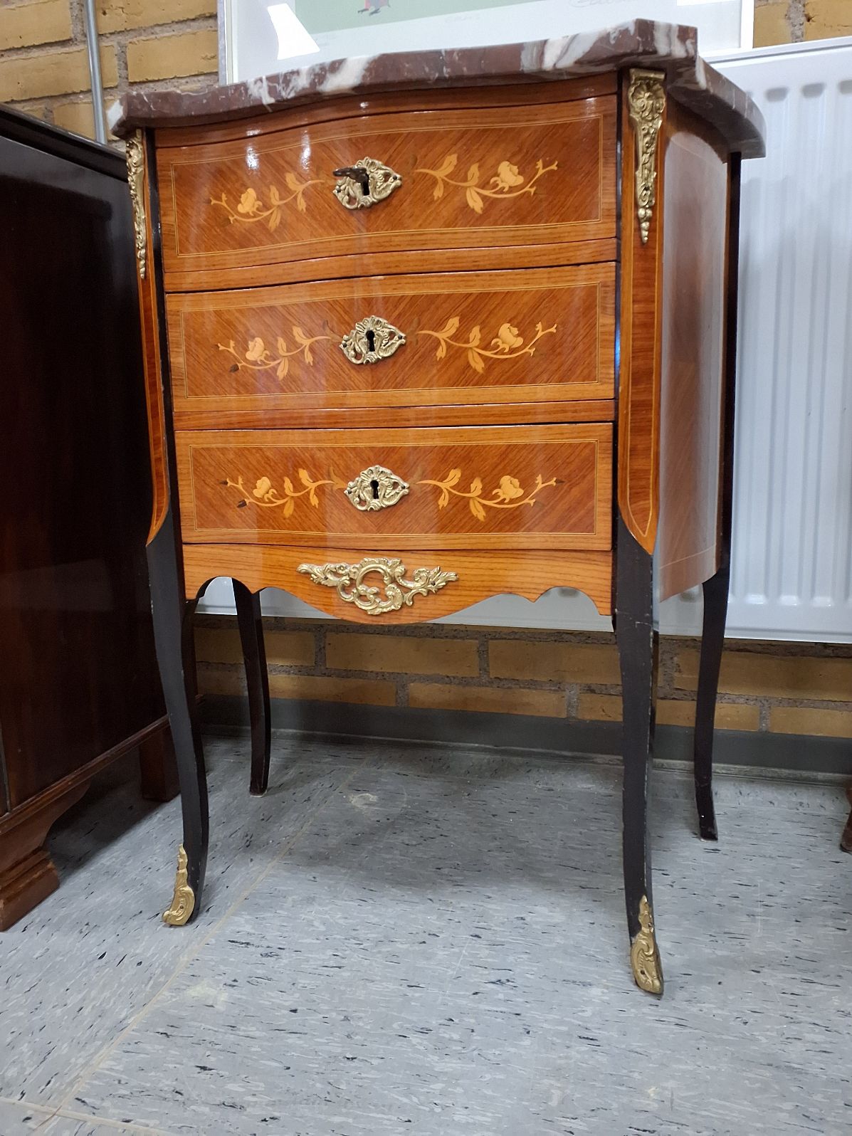 Vintage skab m marmor