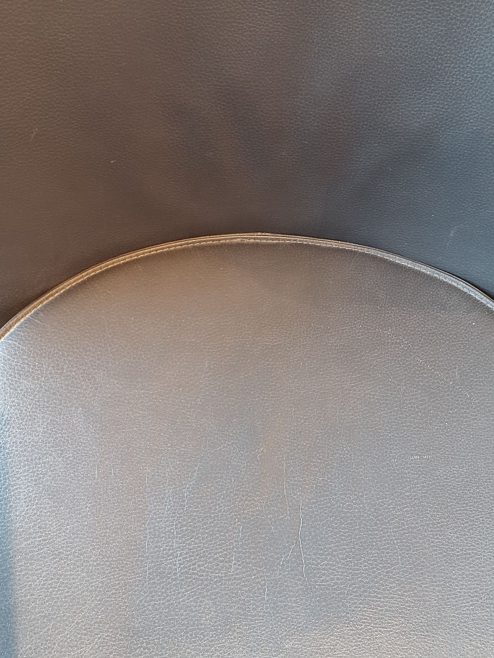 Lounge stol i sort læder