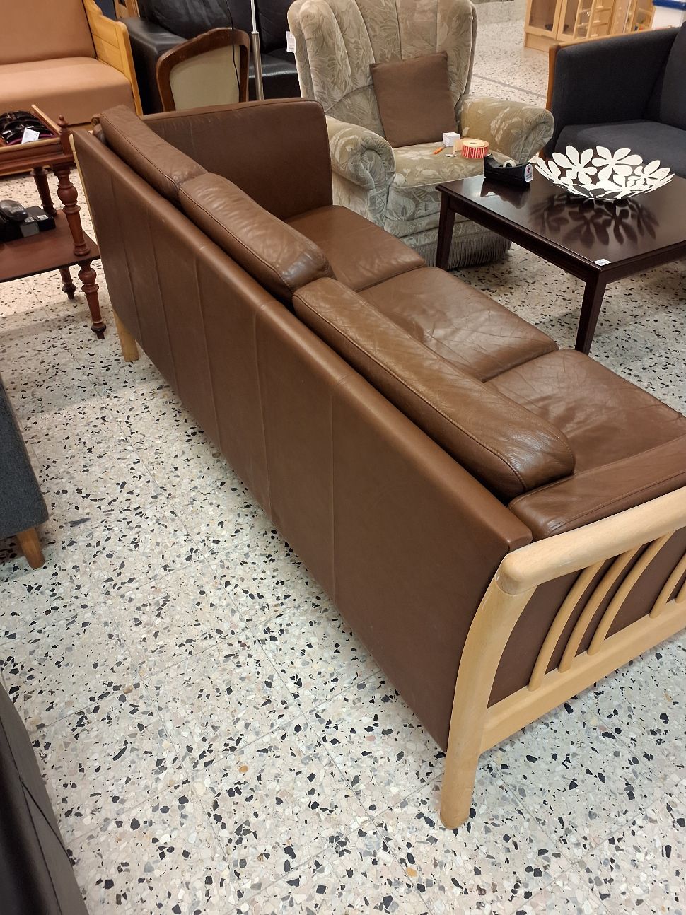 3 personers sofa brun