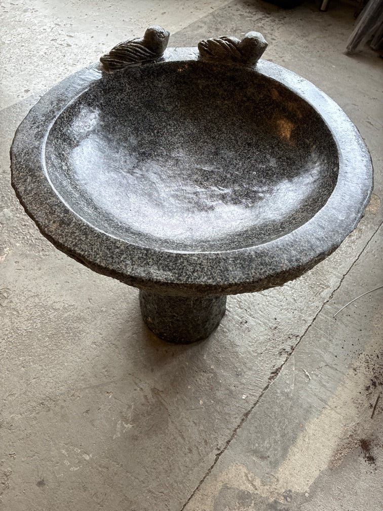 Flot fuglebad i granit