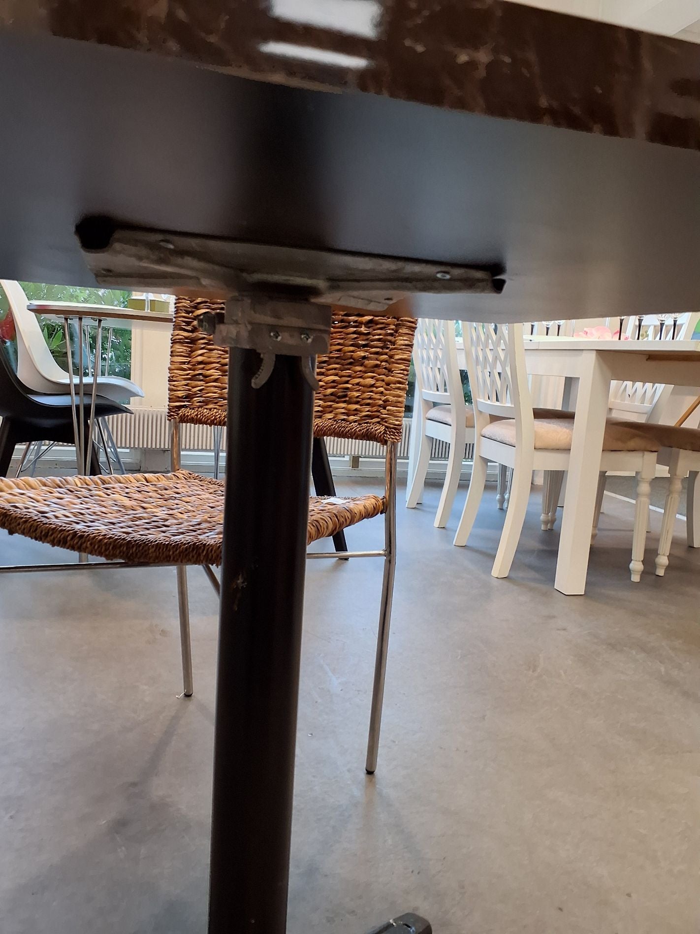 Kvadratisk cafebord i brunt marmorlook