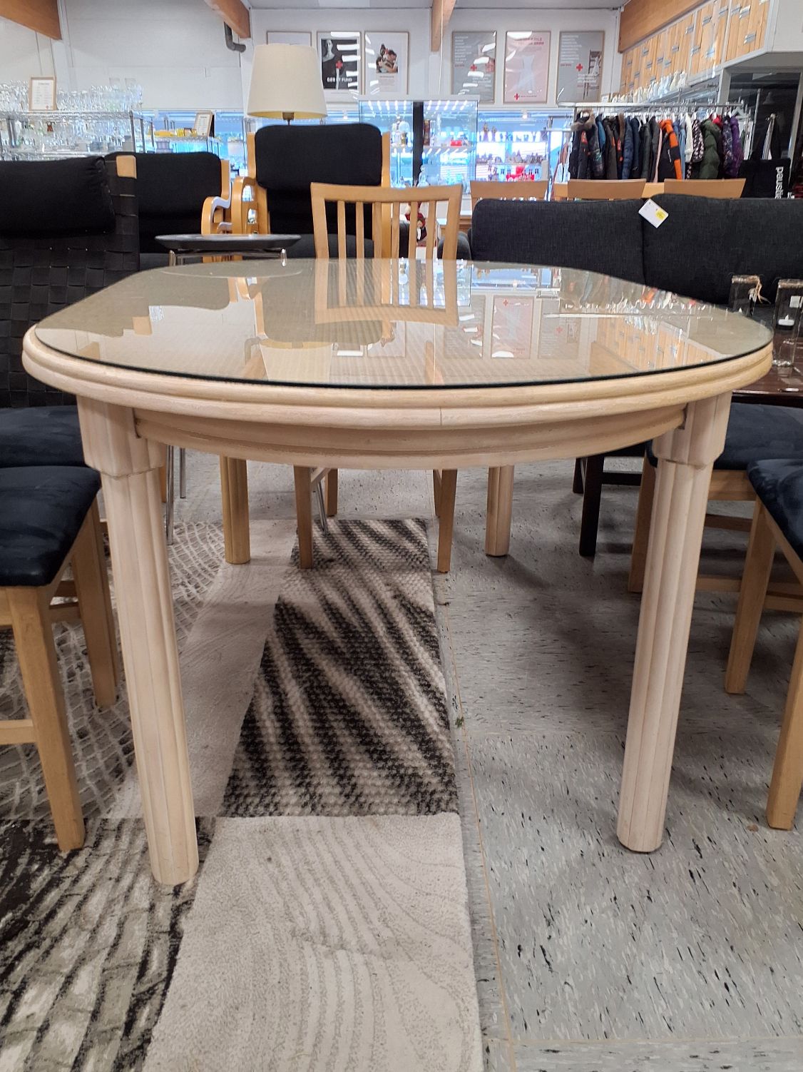Oval gylenbrun spisebord