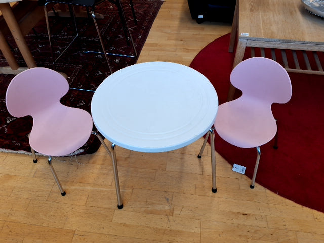 Lille børne bord med 2 små pink stole