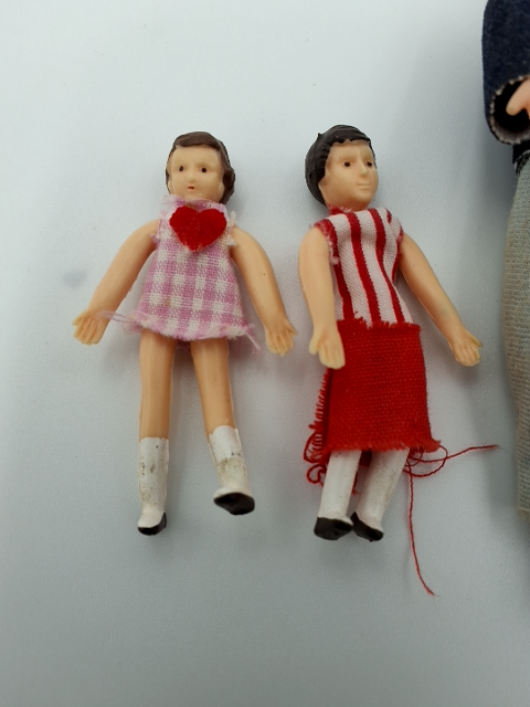 4 stk. Dukker til dukkehus, lundby