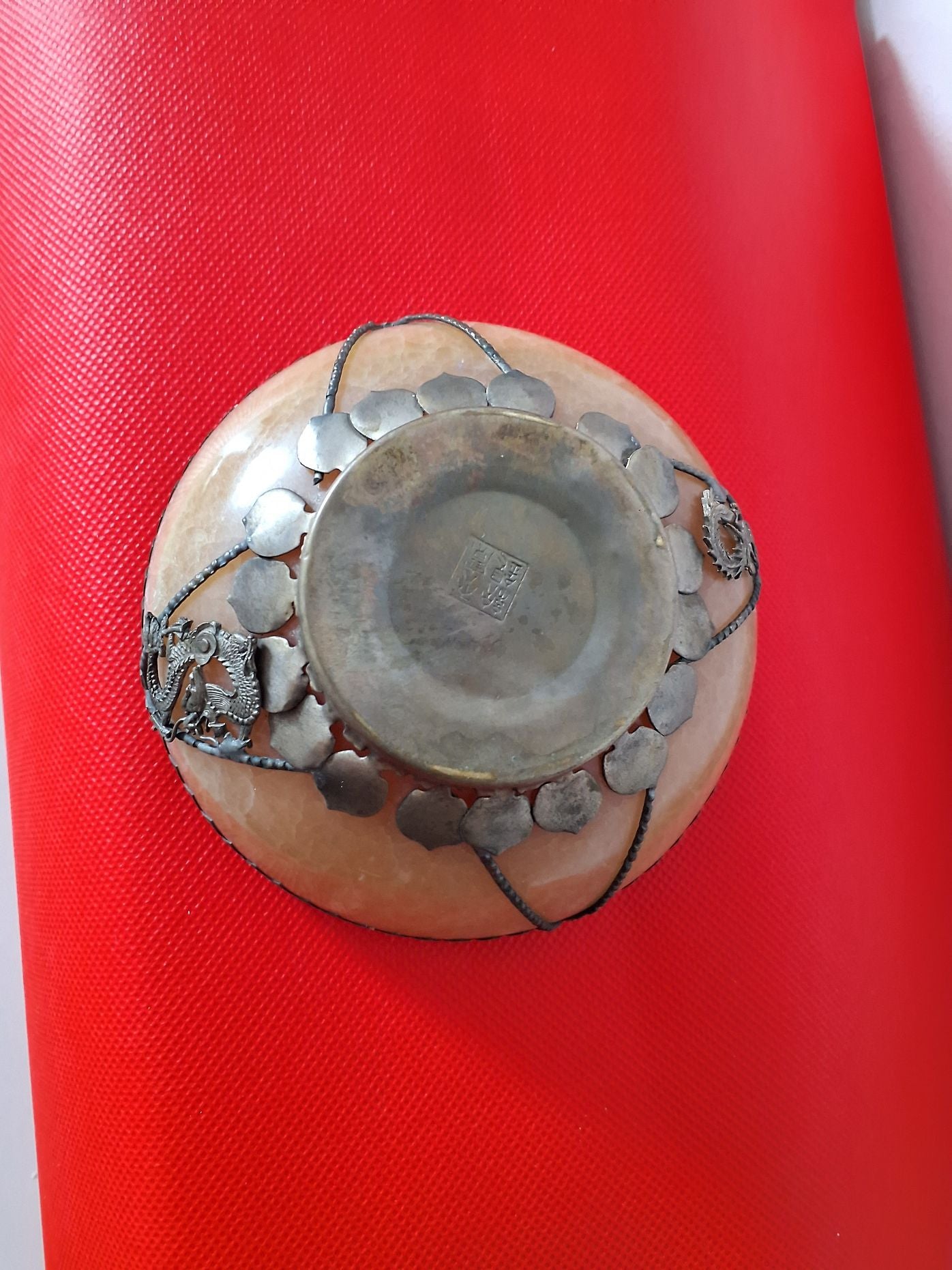 Kinesisk glasskål med drage motiv i metal nr 2