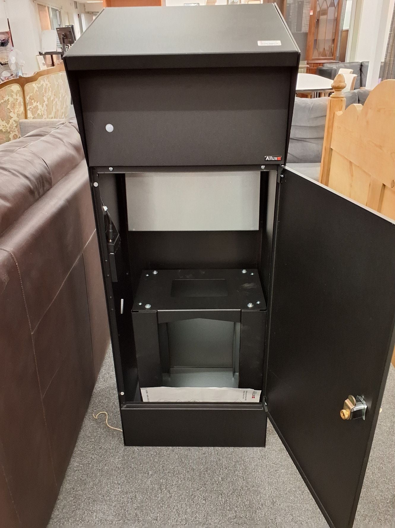 Allux postkasse i sort metal