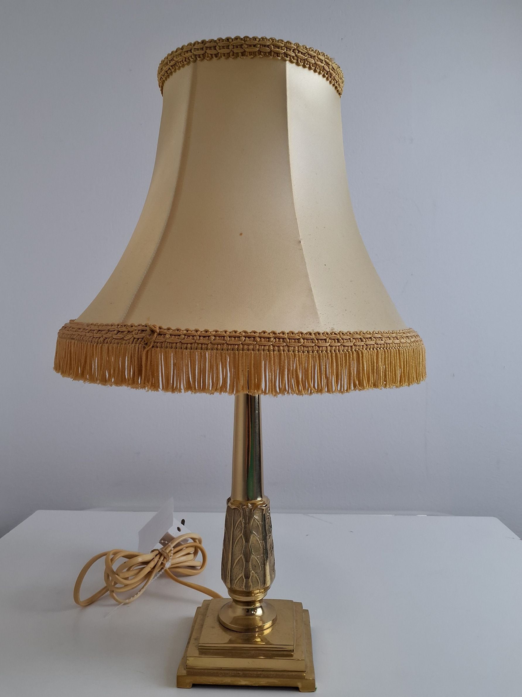 Gylden bordlampe m skærm