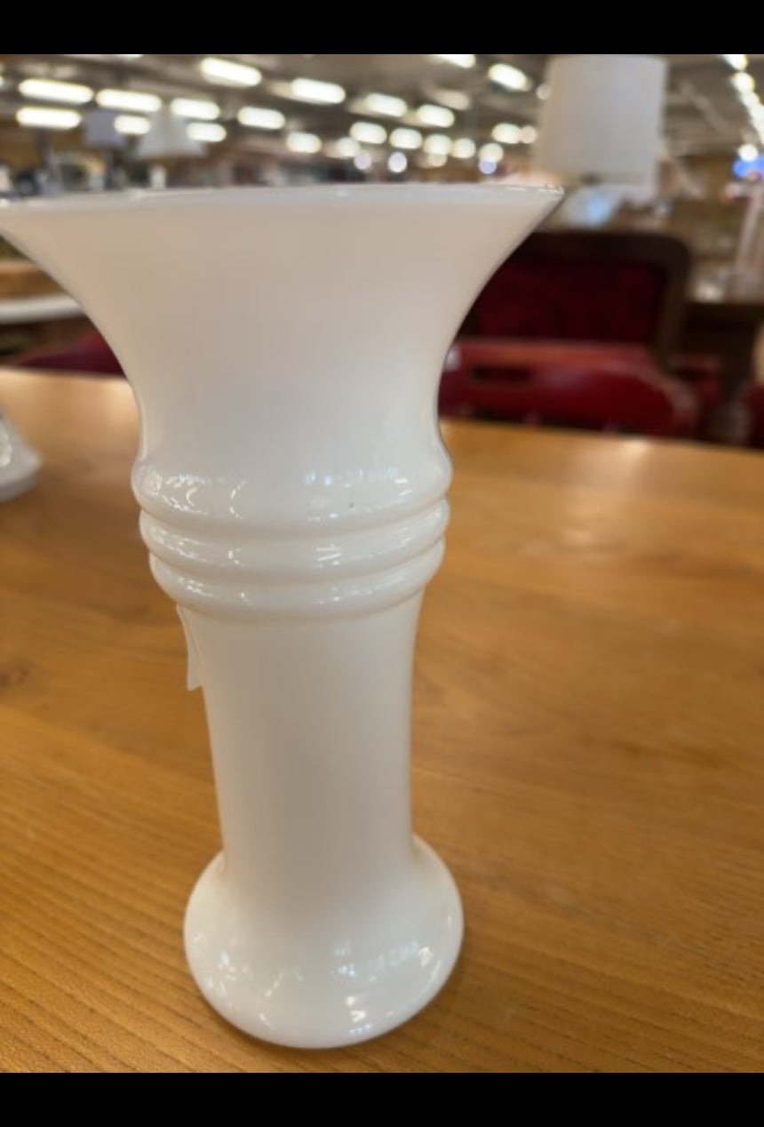 Hvid opal vase - Holmegaard?