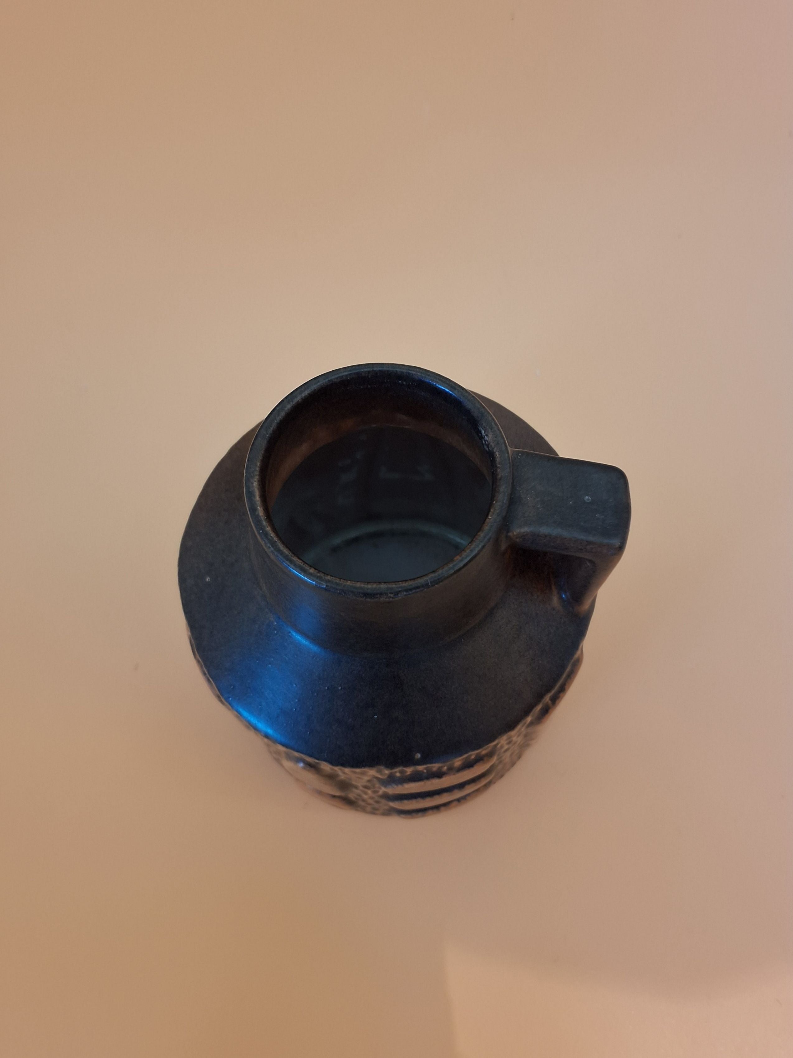 Johgus Bornholm vase/kande nr 83.