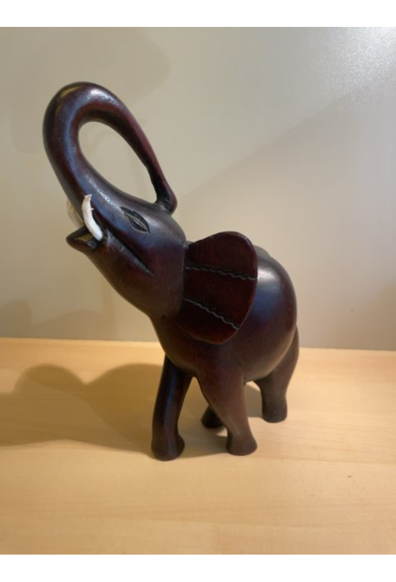 Elefant skåret i træ