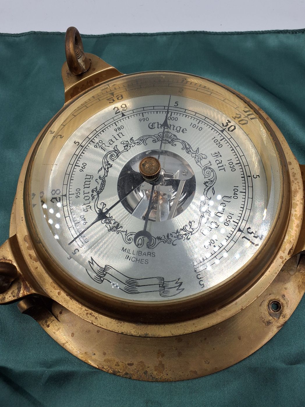 Messing skibsur og barometer