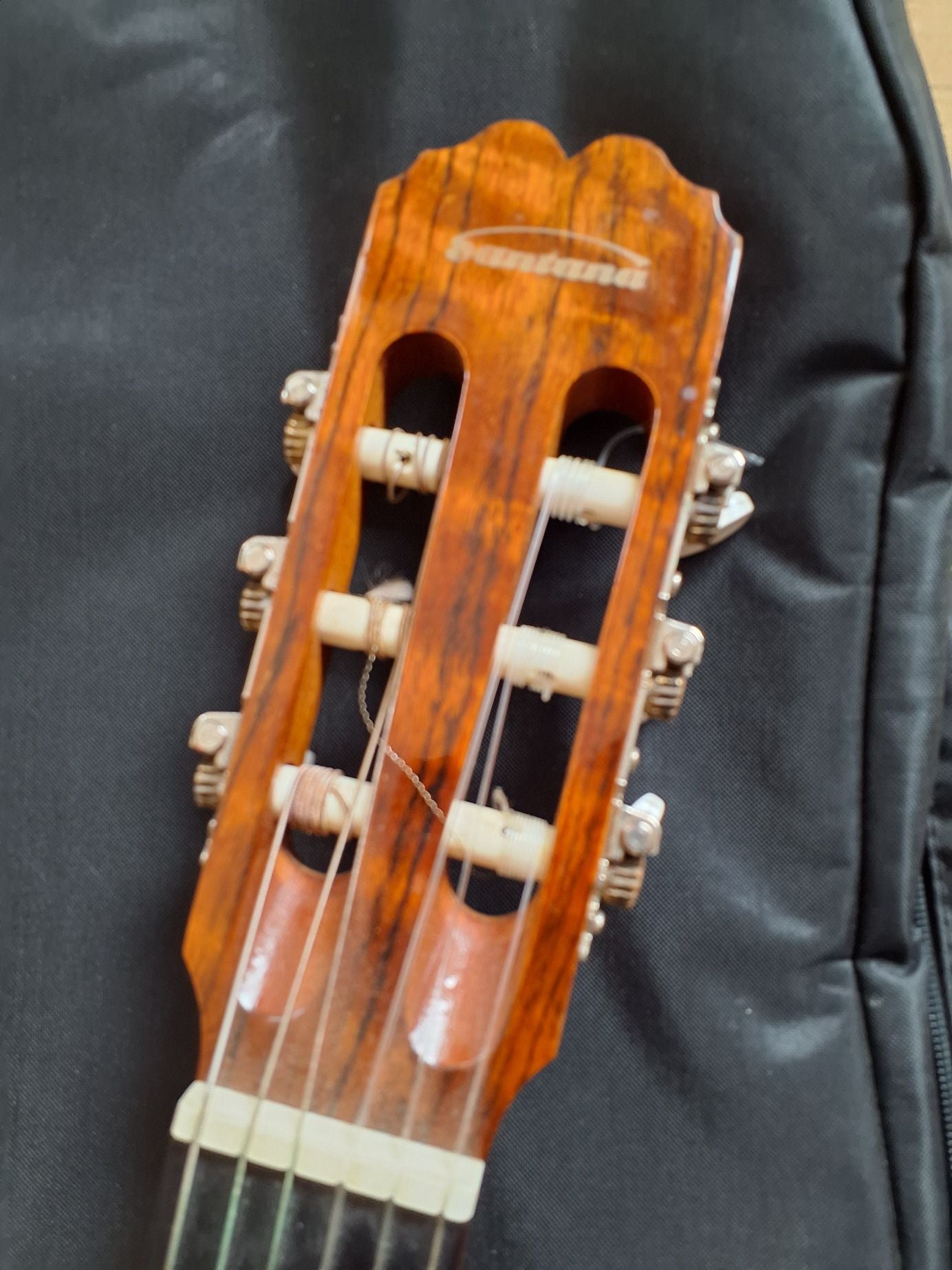 Gammel dekoreret guitar