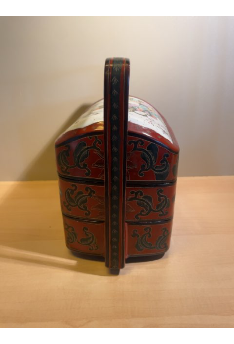 Kinesisk lakkasse m. Porcelæns applikation