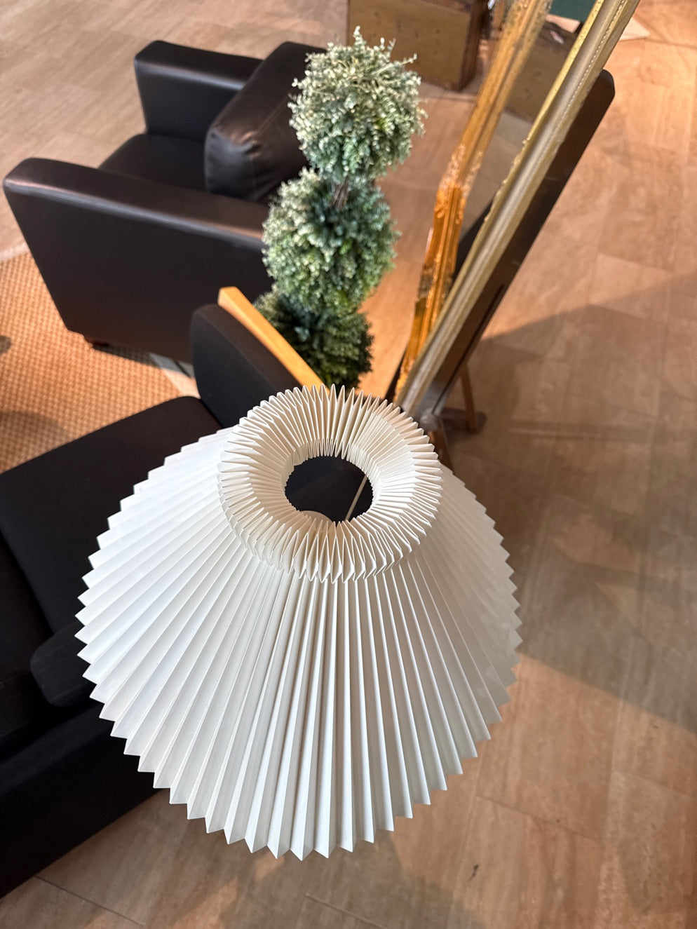 Lampe på messing fod