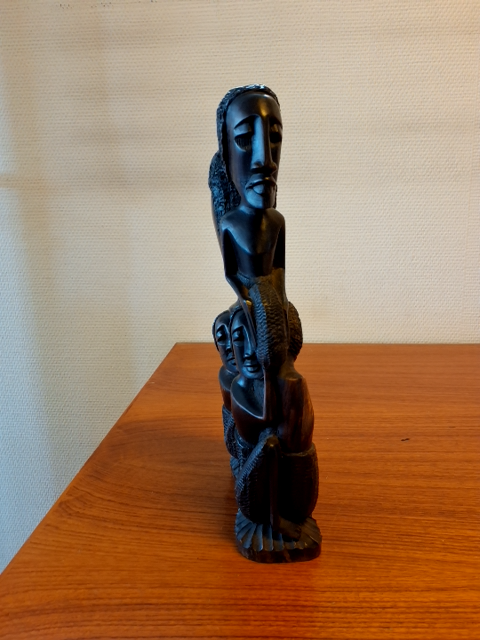 Afrikans træskulptur. Meget detaljeret.