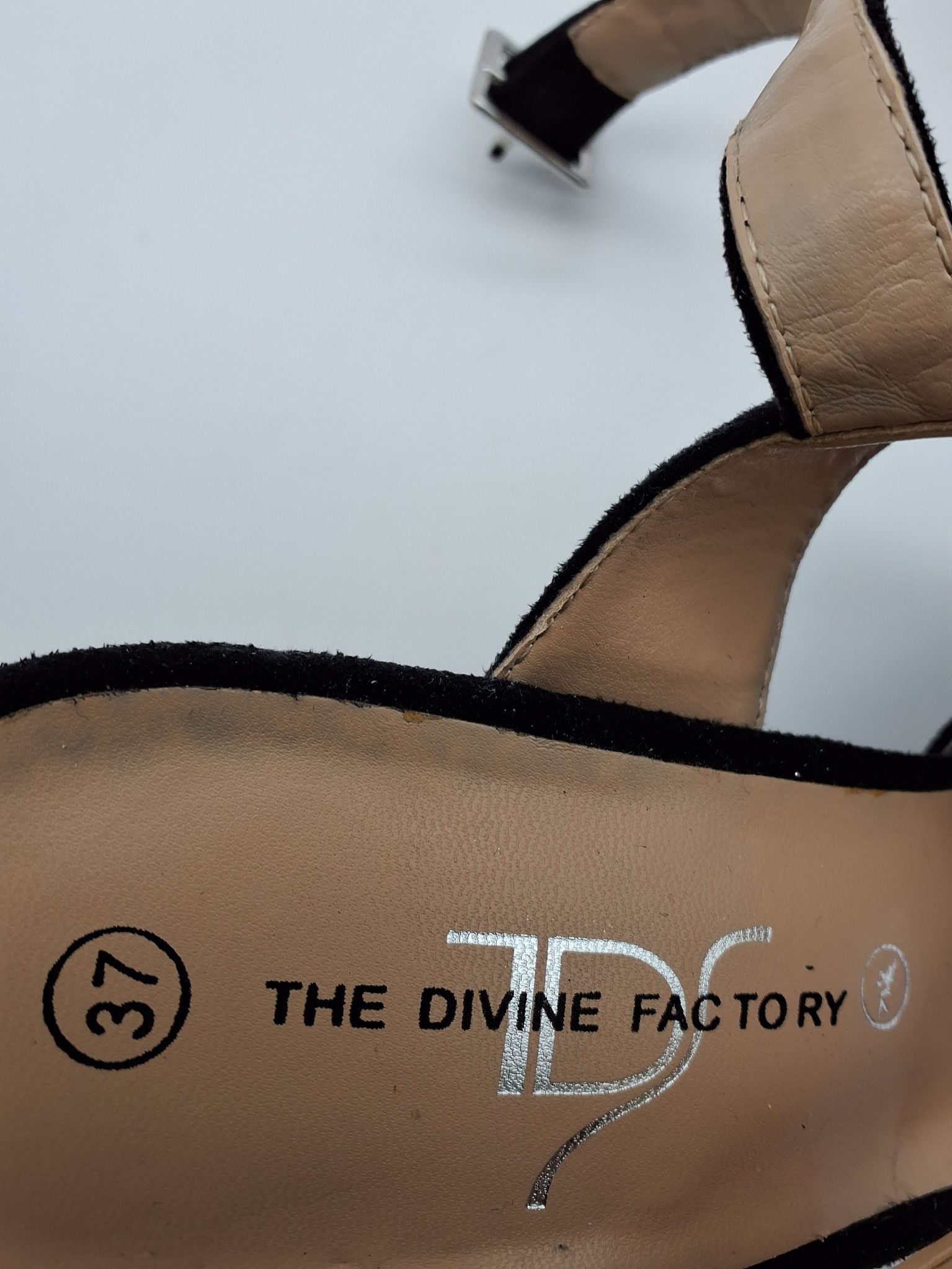 The divine factory sko
