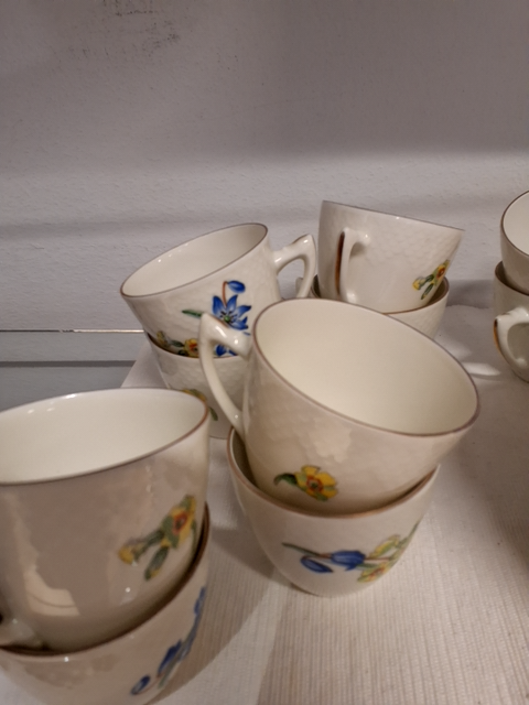 12 kaffekopper med underkopper