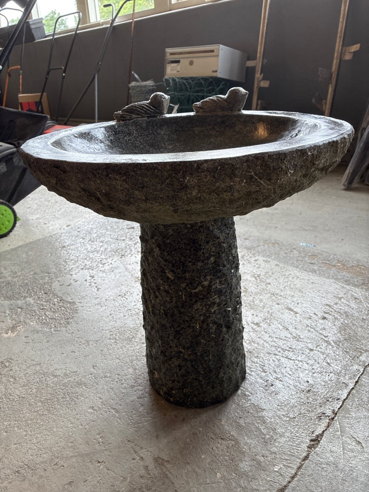 Flot fuglebad i granit