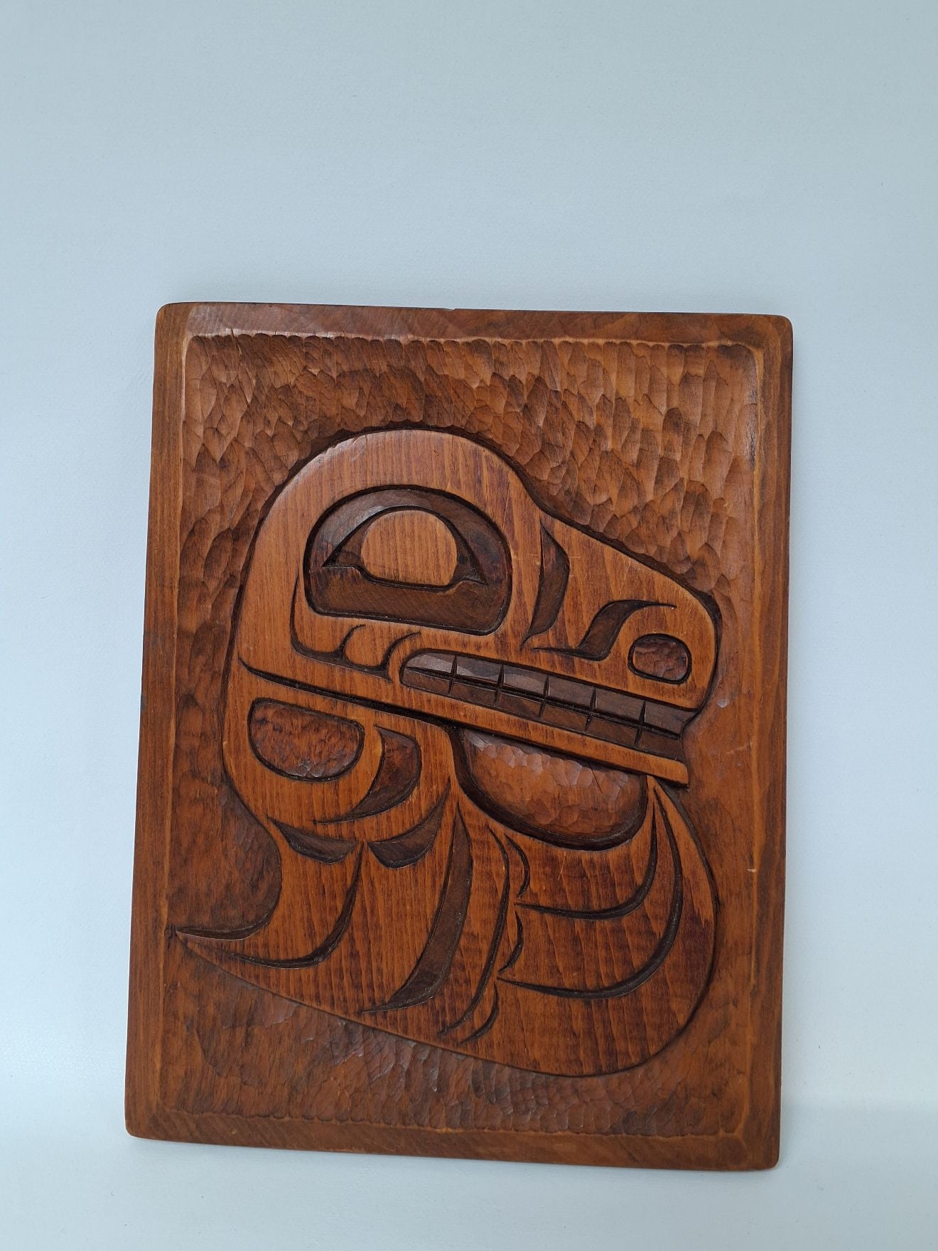 Håndskåret trærelief