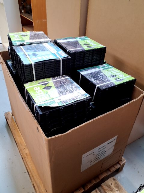 Parti af clickfliser i sort plast, Ialt 25 pakker = 25 m2