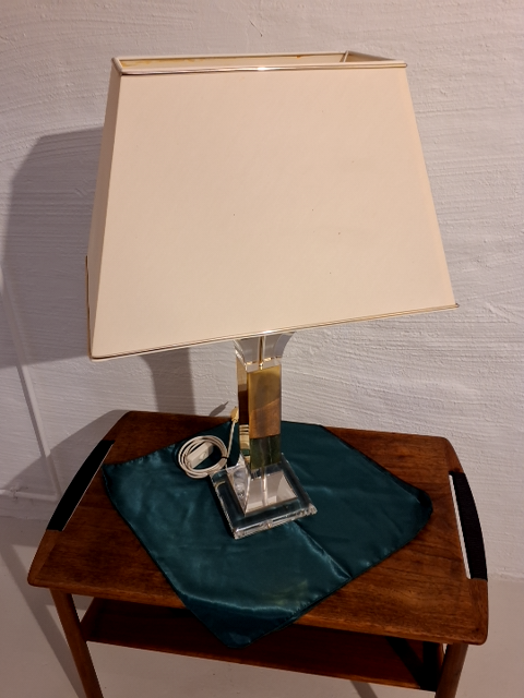 Retro bord lampe i akryl og messing