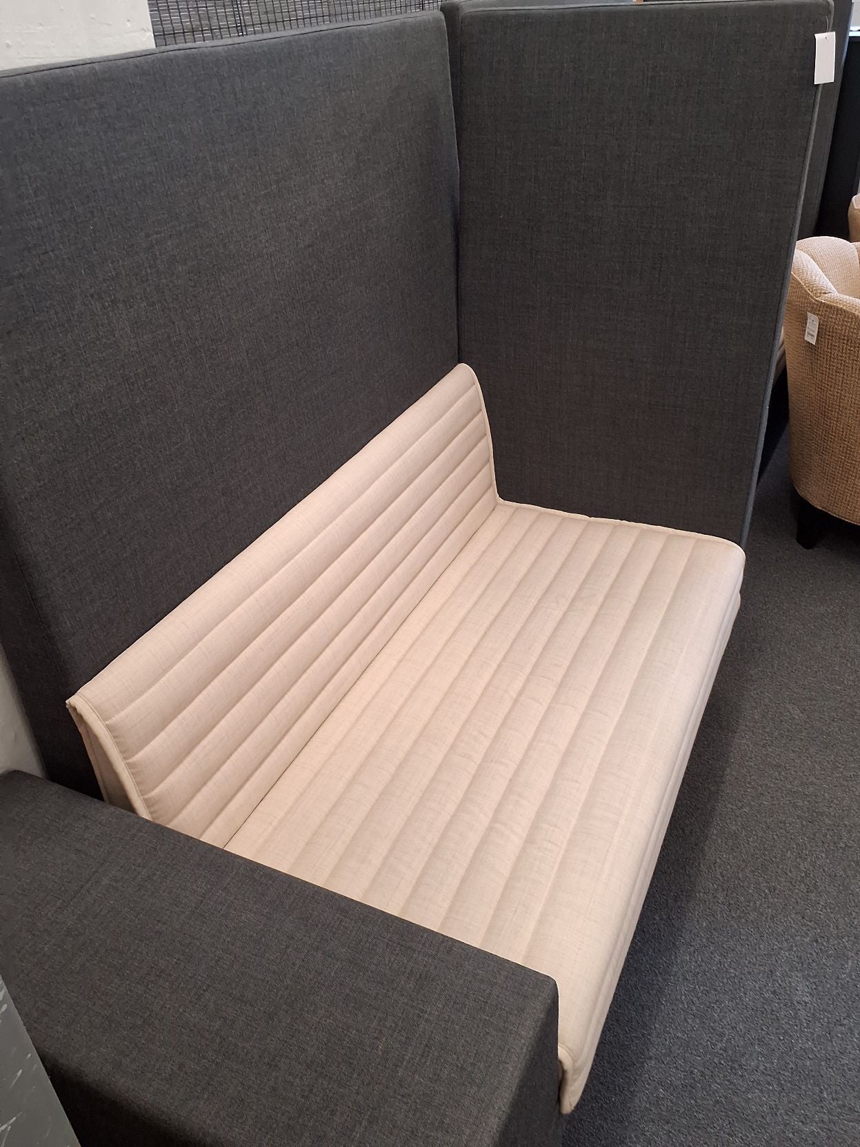 Loungesofa som rumdeler