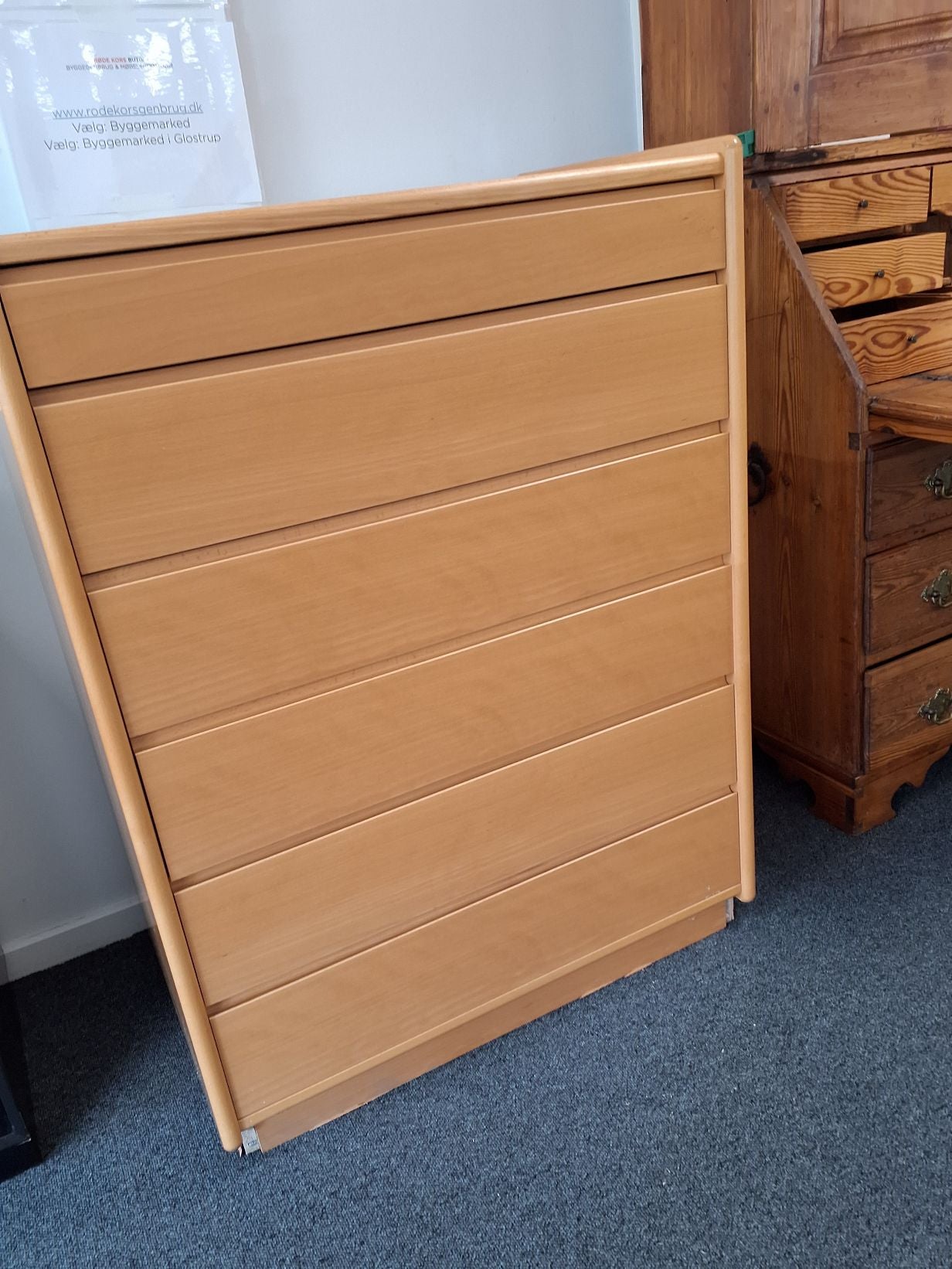 Flot designet kommode med 6 skuffer
