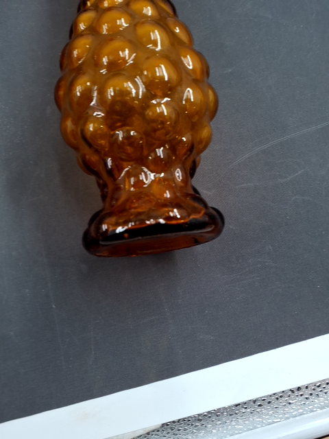 Vase ravfarvet.