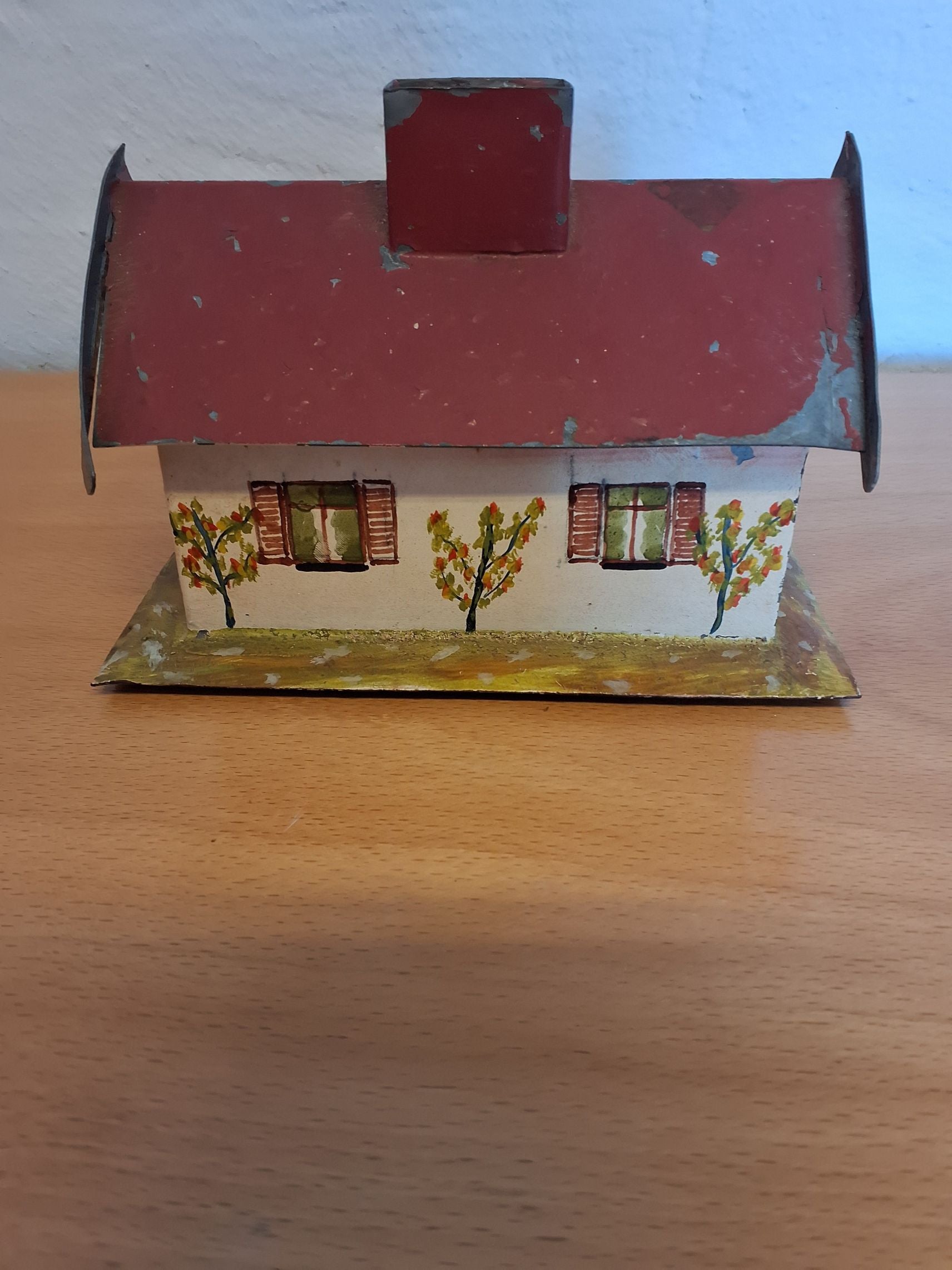 Sparebøsse - formet som hus fra 1946 - 1960