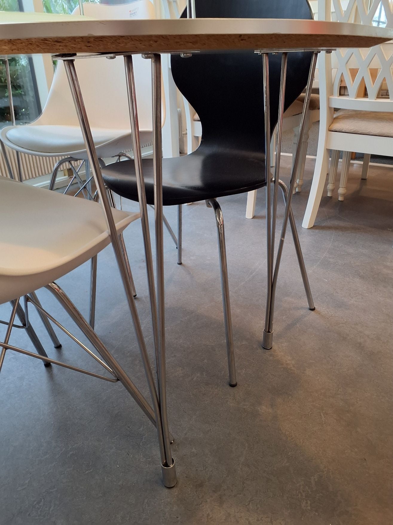 Ovalt spisebord med stålben