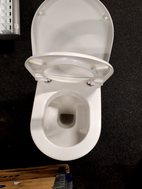 Væghængt toilet