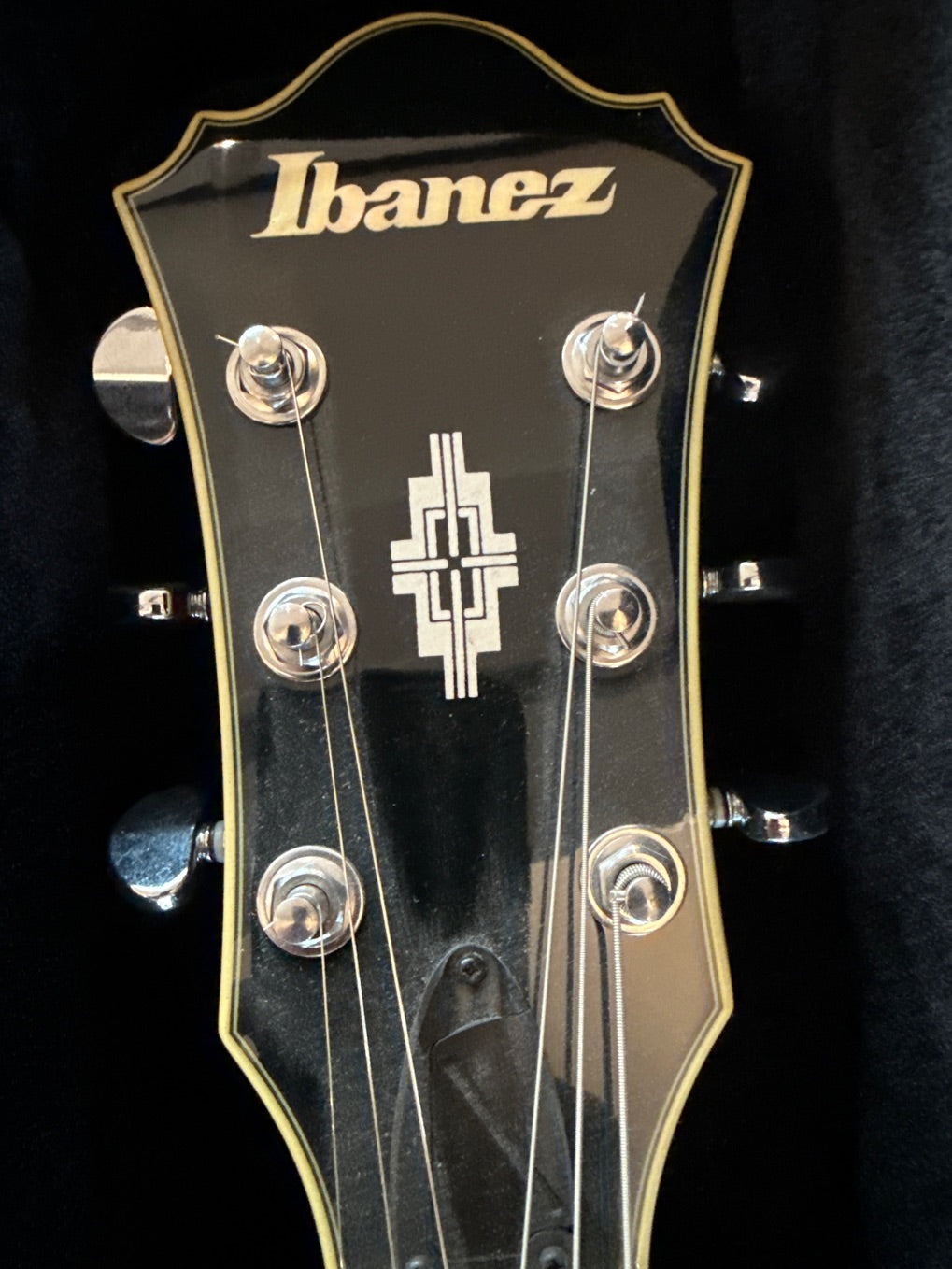 Musikinstrumenter - Ibanez venstre hånds guitar