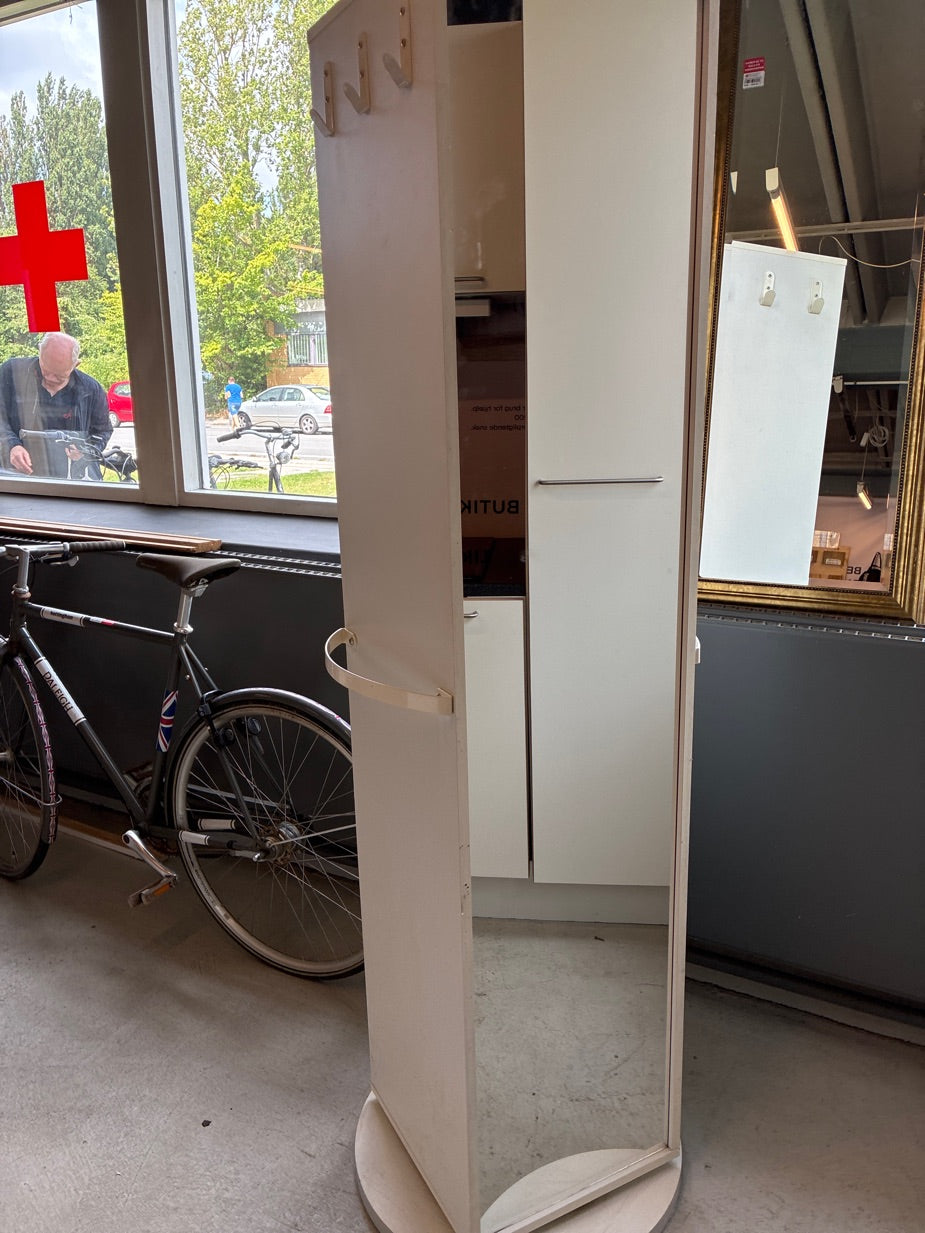 Skab der kan rotere