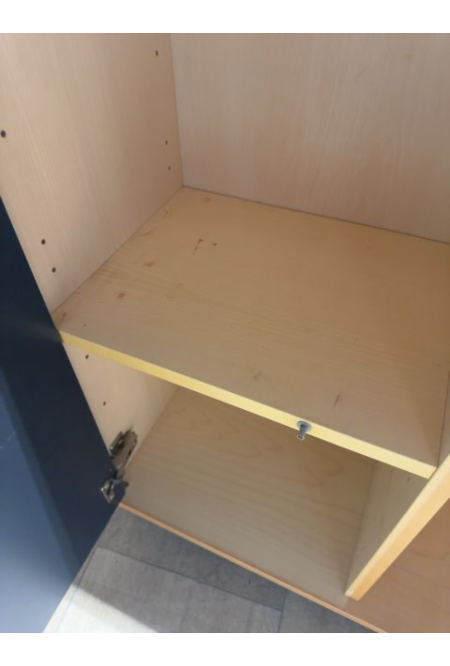 Kommode i stilrent design med grå låge