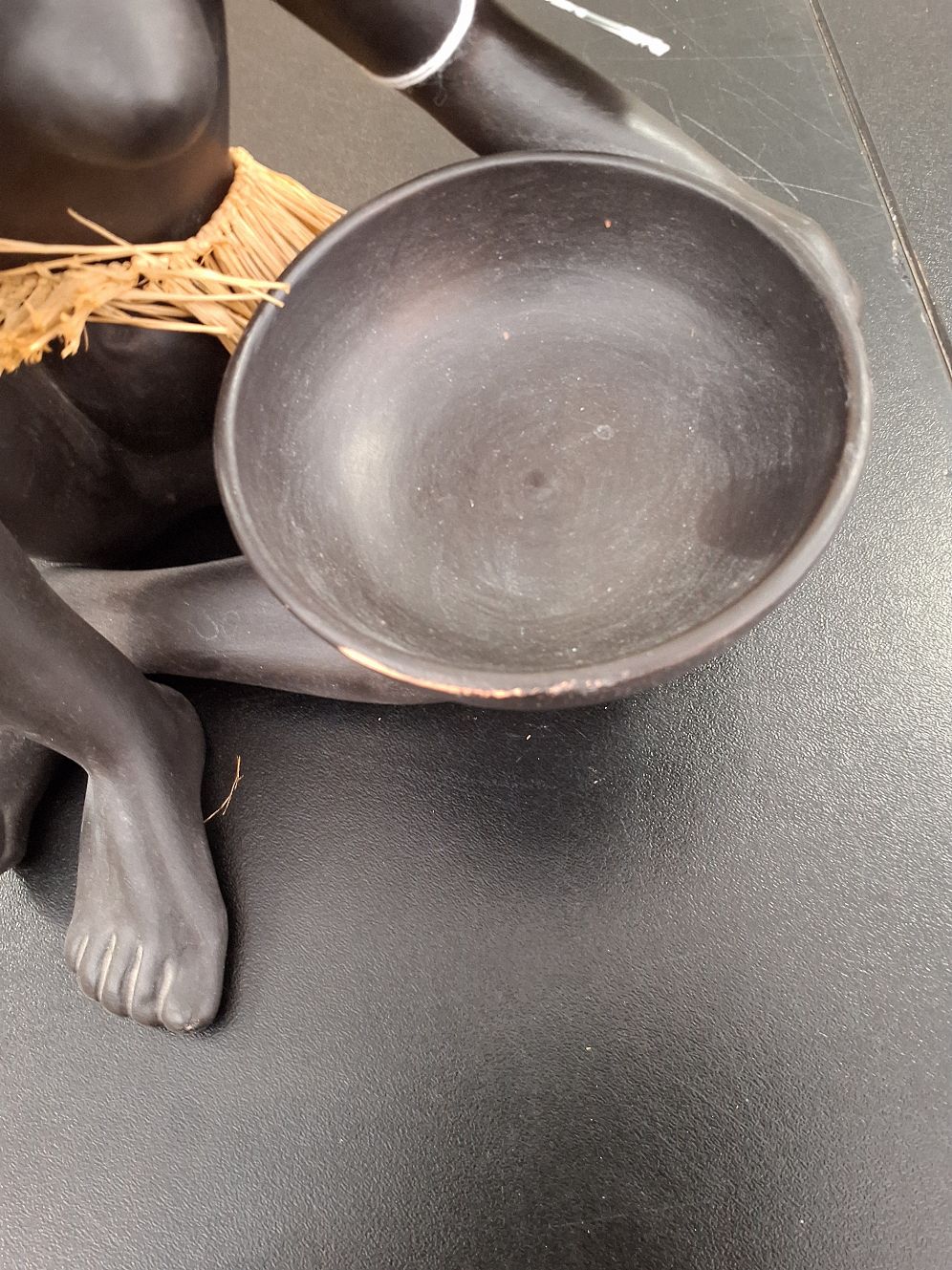 Afrikansk siddende kvindefigur