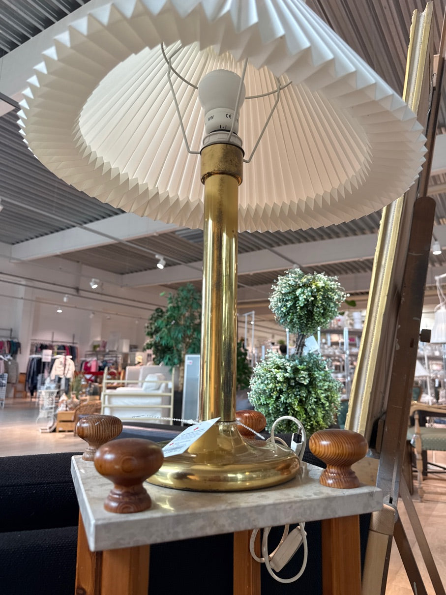 Lampe på messing fod