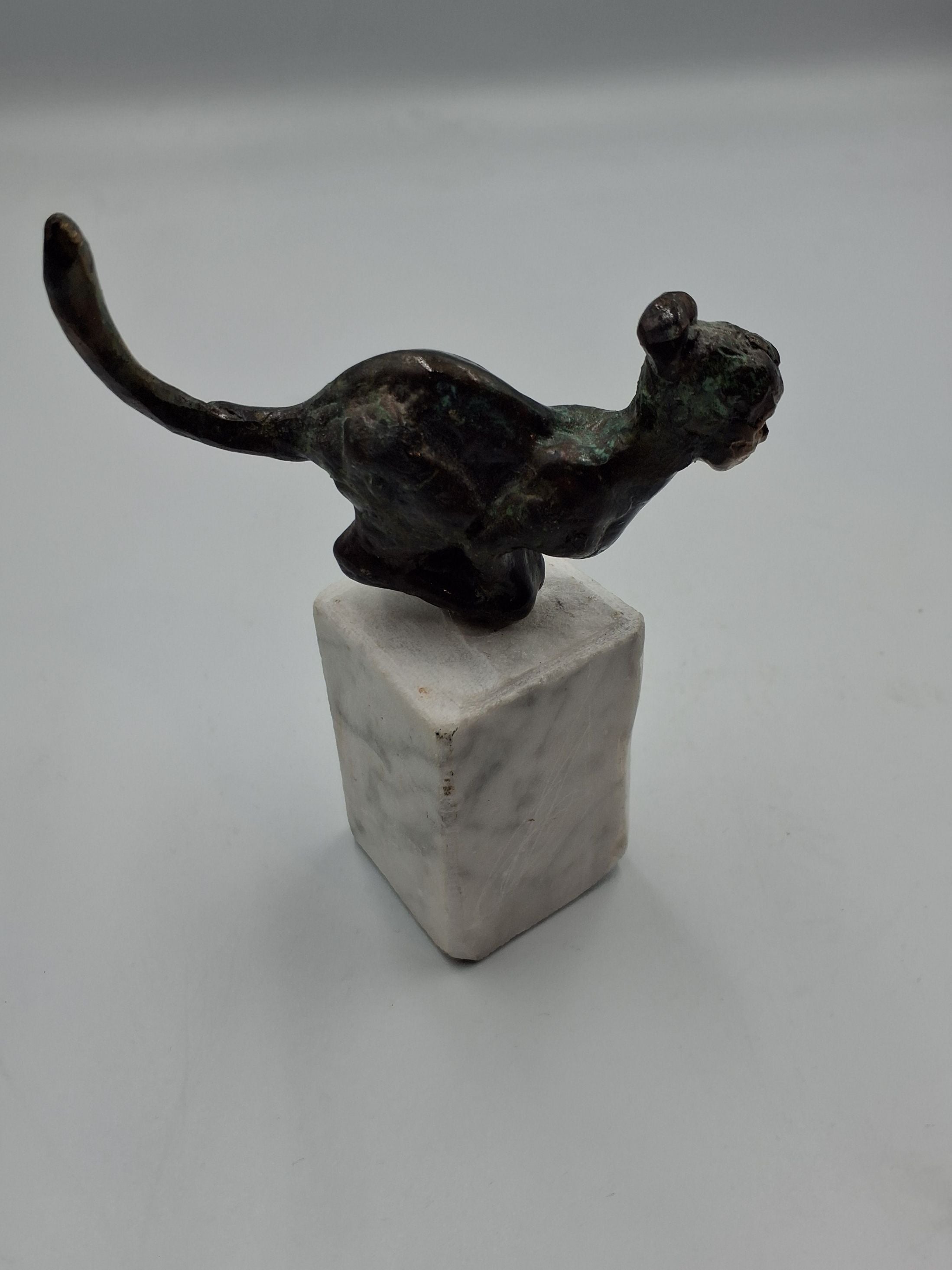 Helle Crawford bronze figur på sten