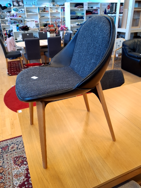 Dan form stol med læder skal og træ ben