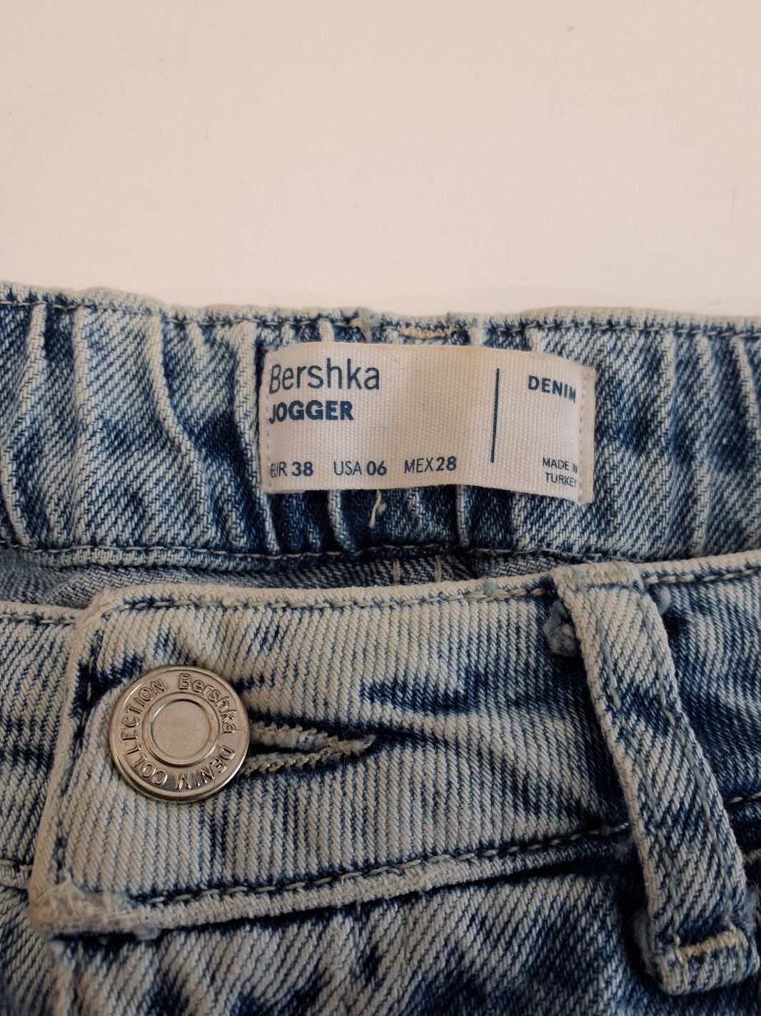 Bershka Grafitti Denim Jogger-Jeans